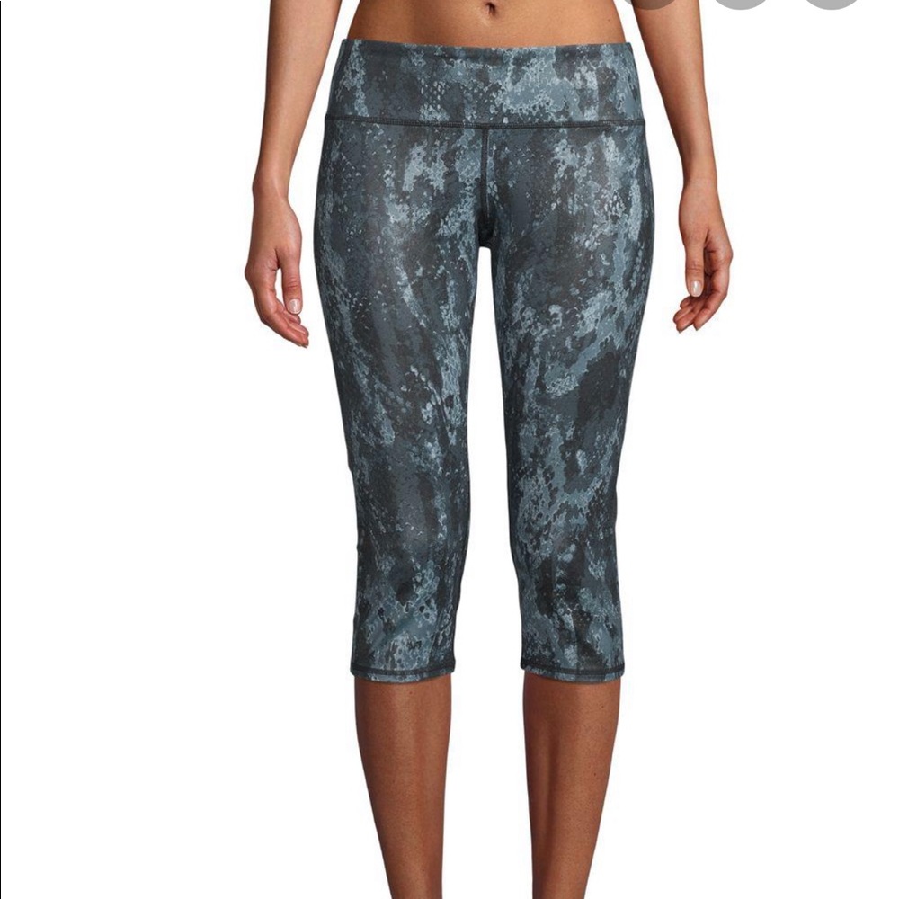 Alo Womens Snakeskin Cropped Leggings. Sz S. EUC.